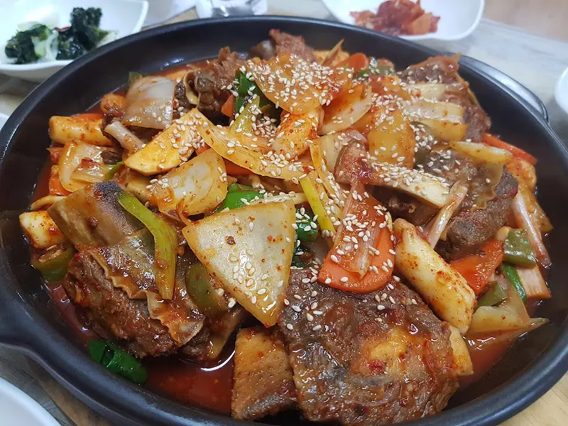 매콤한 양념이 매력적인 매운 갈비찜
