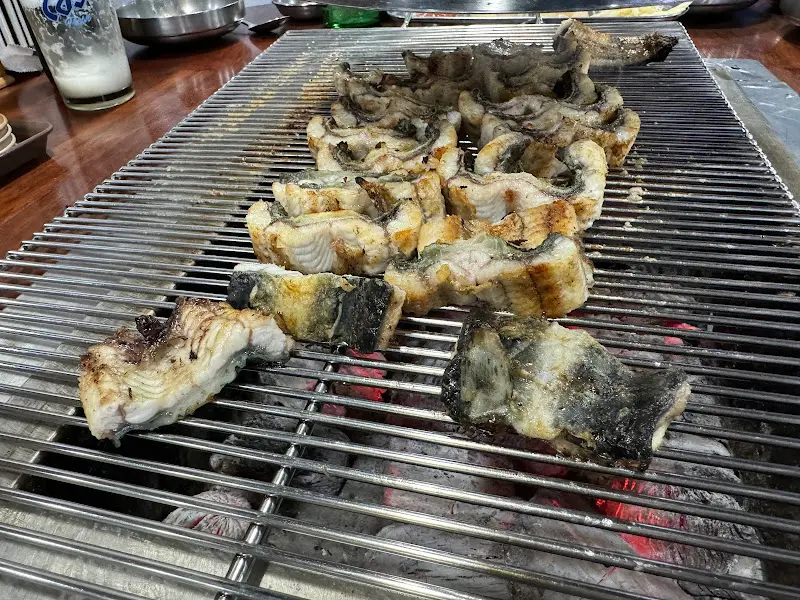 숯불 위에서 익어가는 장어