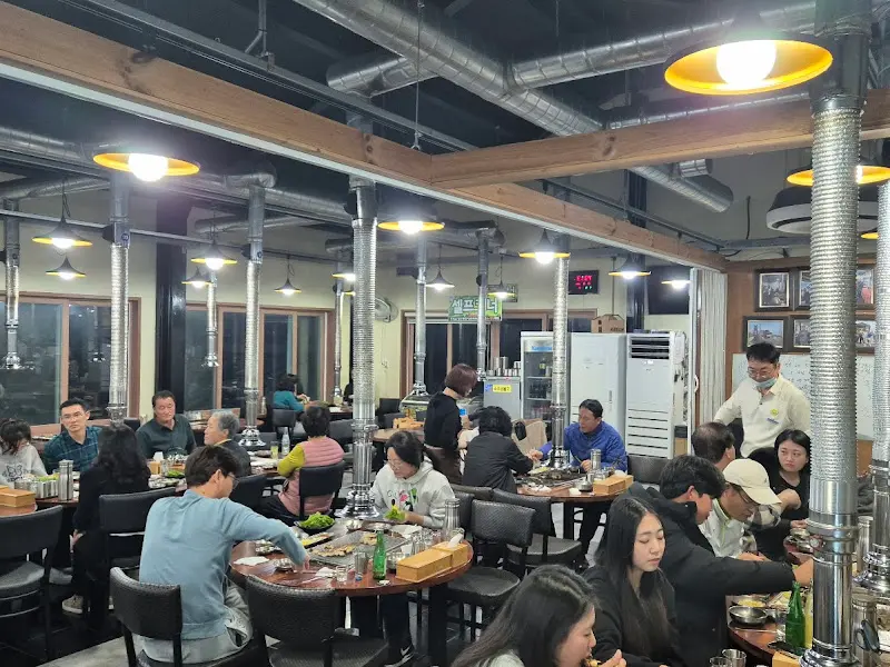 넓고 쾌적한 식당 내부