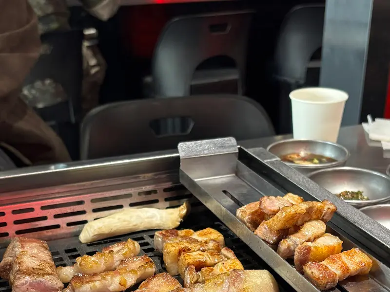 전문가의 손길로 구워지는 고기