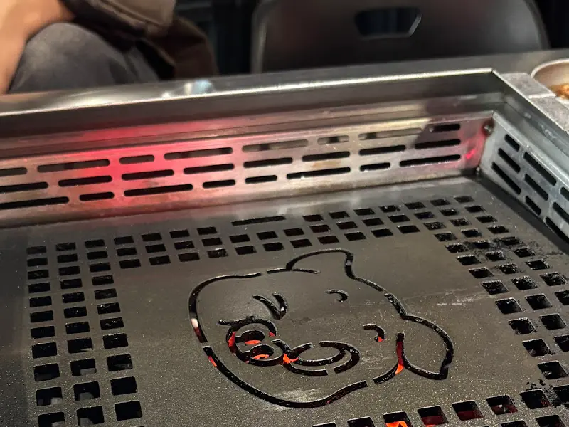 돼지 그림이 새겨진 불판