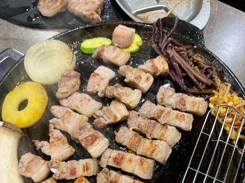 불판 위의 삼겹살