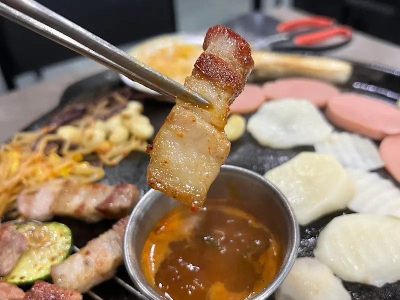 쌈 싸먹는 모습