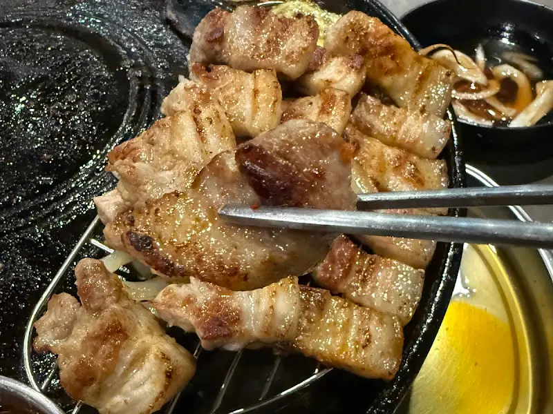 잘 익은 삼겹살 근접샷