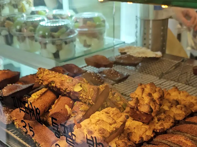 다양한 종류의 쌀 휘낭시에와 구움과자들이 진열된 모습