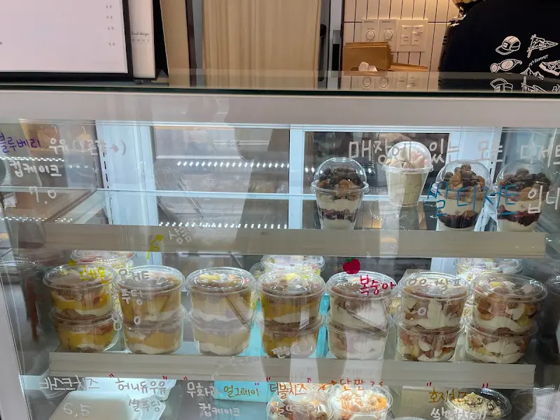 쇼케이스 가득 채워진 떠먹는 케이크들