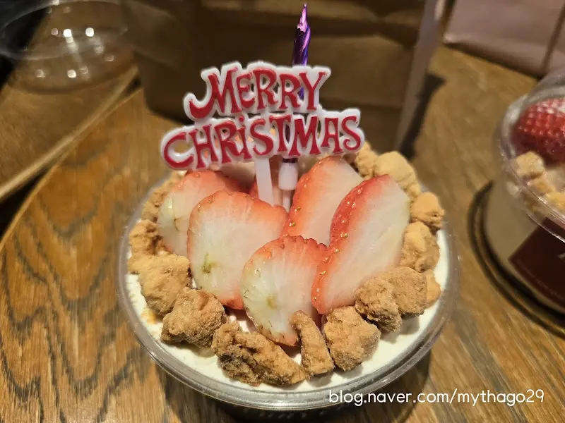 크리스마스 장식이 올려진 생딸기 쌀 케이크