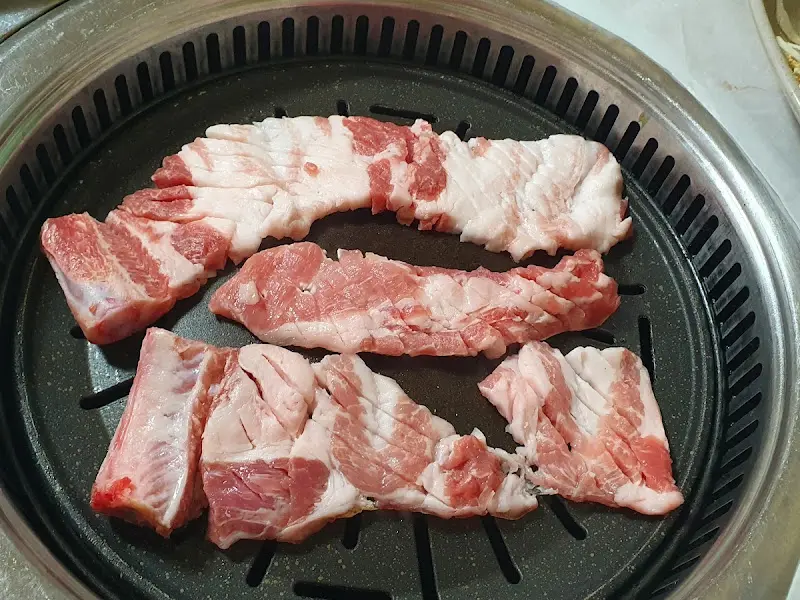 돼지갈비 굽는 모습