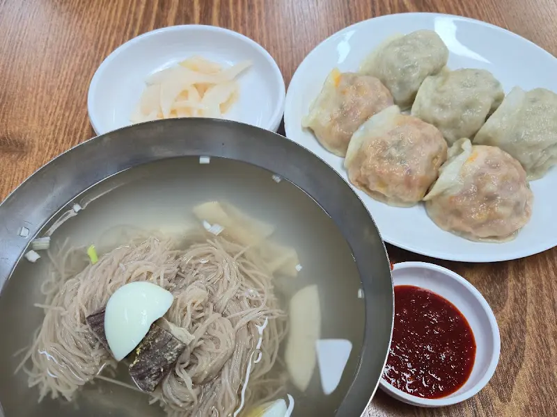 평양냉면과 만두 반접시