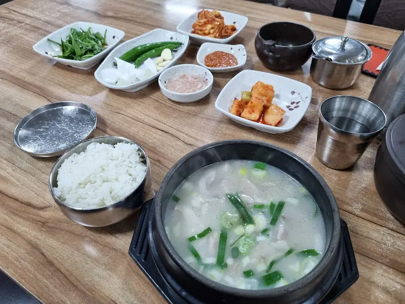 돼지국밥과 다양한 반찬들