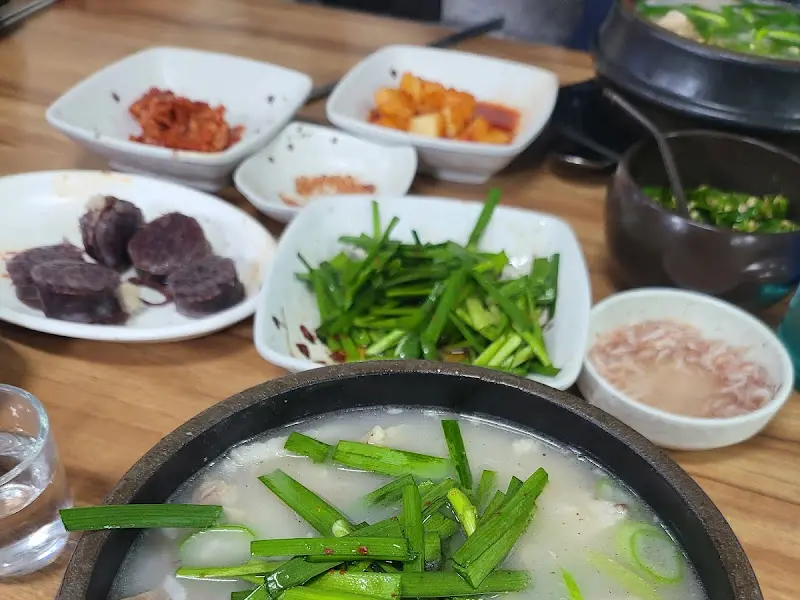 돼지국밥과 순대, 다양한 반찬들