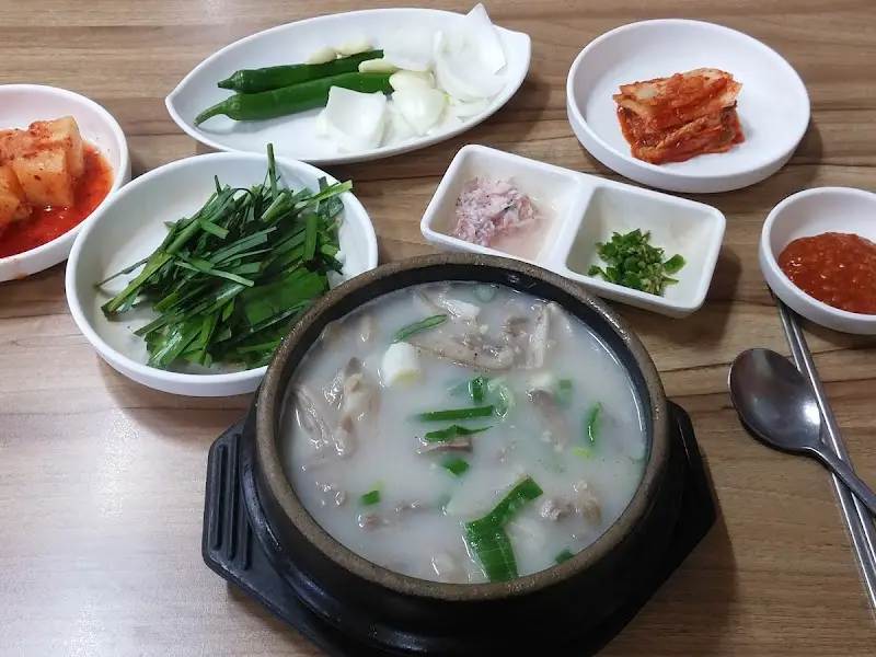 푸짐한 돼지국밥 한 상 차림