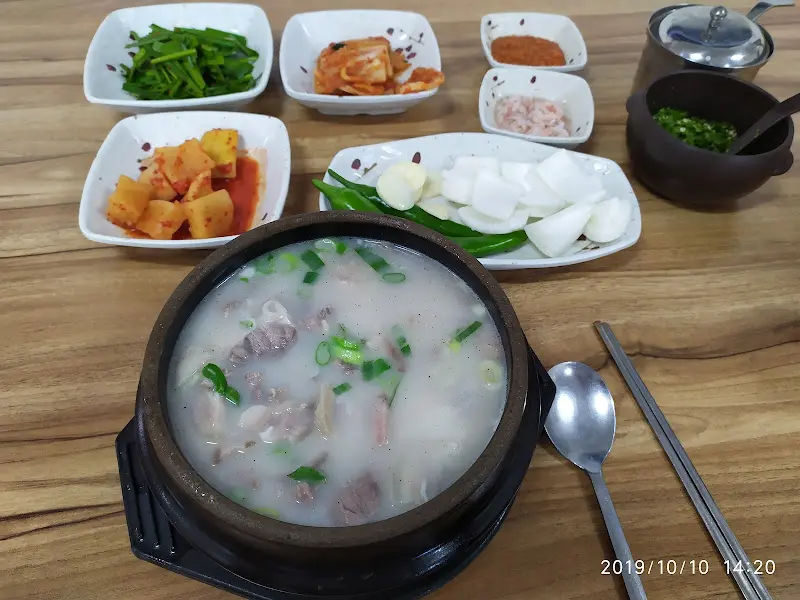 돼지국밥 전체샷