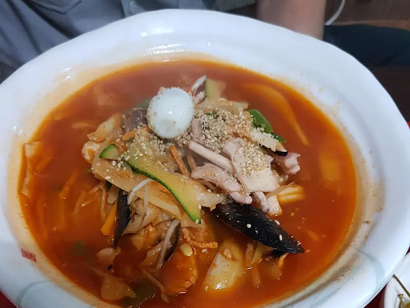 푸짐한 해산물이 들어간 짬뽕