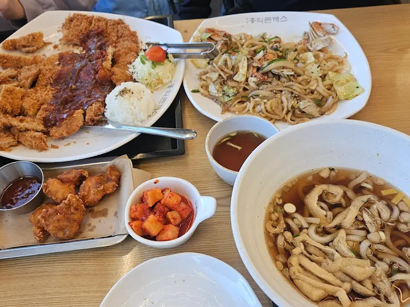 돈까스와 우동, 볶음밥, 치킨까지 푸짐한 한 상