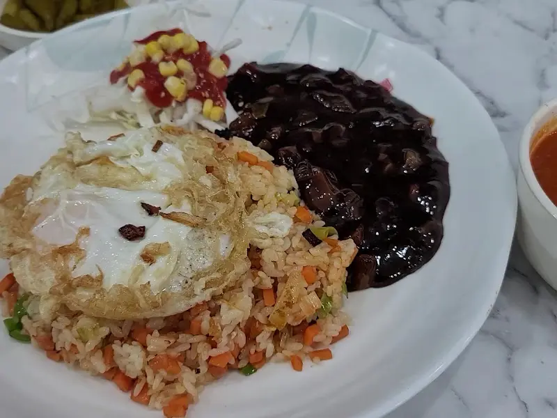 윤기가 흐르는 볶음밥