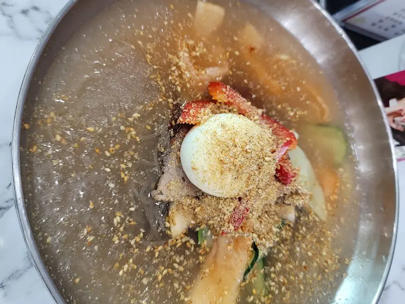 고소한 깨가 뿌려진 냉면