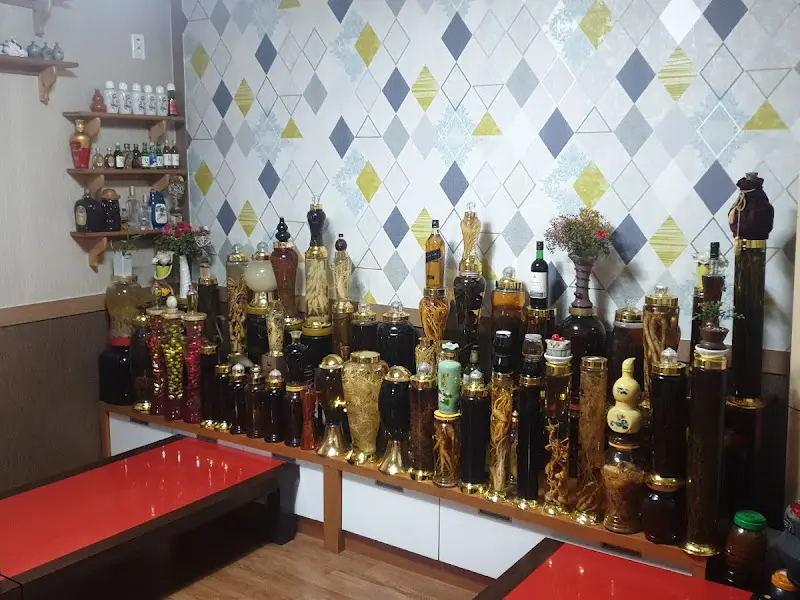 다양한 종류의 술이 진열된 모습