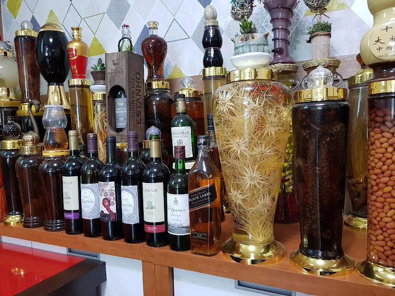 인테리어 소품으로 활용된 술병들
