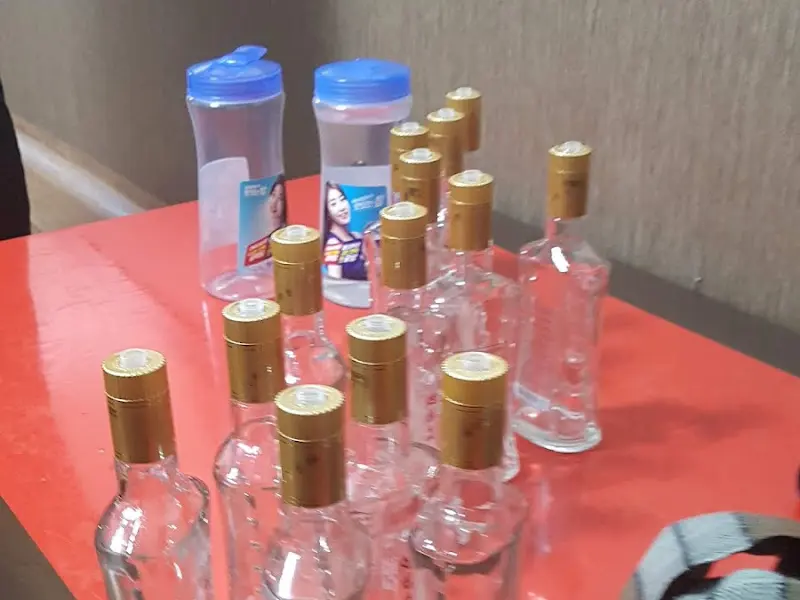 테이블에 놓여진 물통과 컵