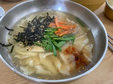 기장 낭만 한 그릇, 시장 인심 가득한 손칼국수 한 상으로 떠나는 맛있는 추억여행