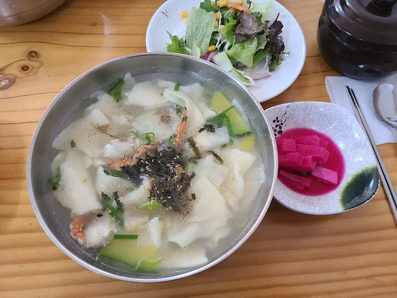 정갈한 밑반찬과 샐러드