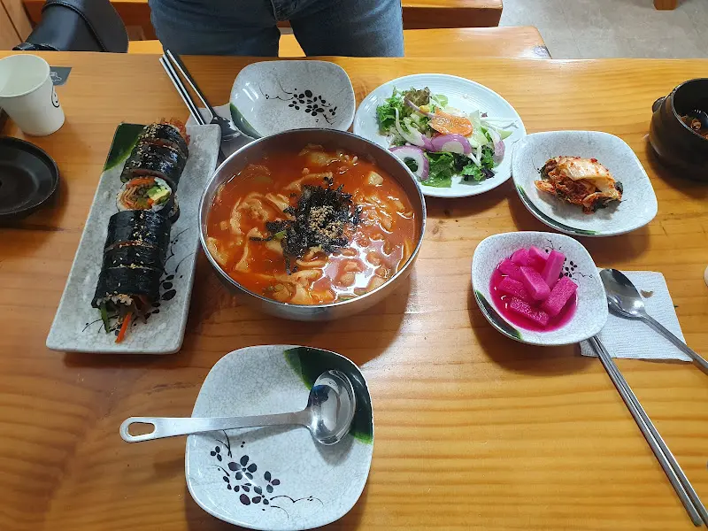 칼국수와 김밥, 그리고 푸짐한 밑반찬
