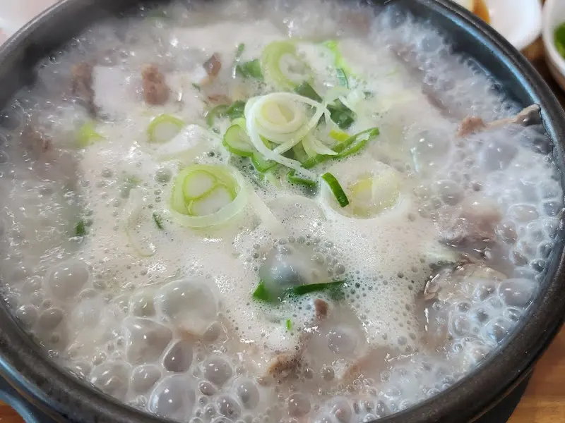 뽀얀 국물의 순대국