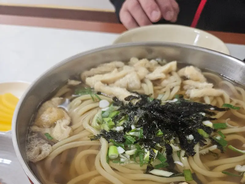 따뜻한 국물이 일품인 가락국수