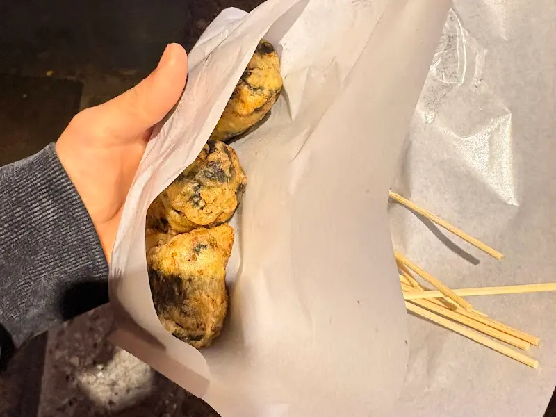 갓 튀겨져 나온 김말이 튀김