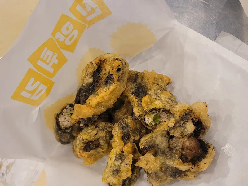 종이 봉투에 담긴 김말이 튀김