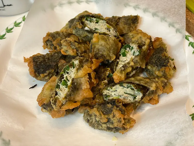 접시에 담긴 김말이 튀김