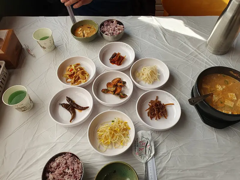 다양한 밑반찬과 함께 제공되는 청국장 정식