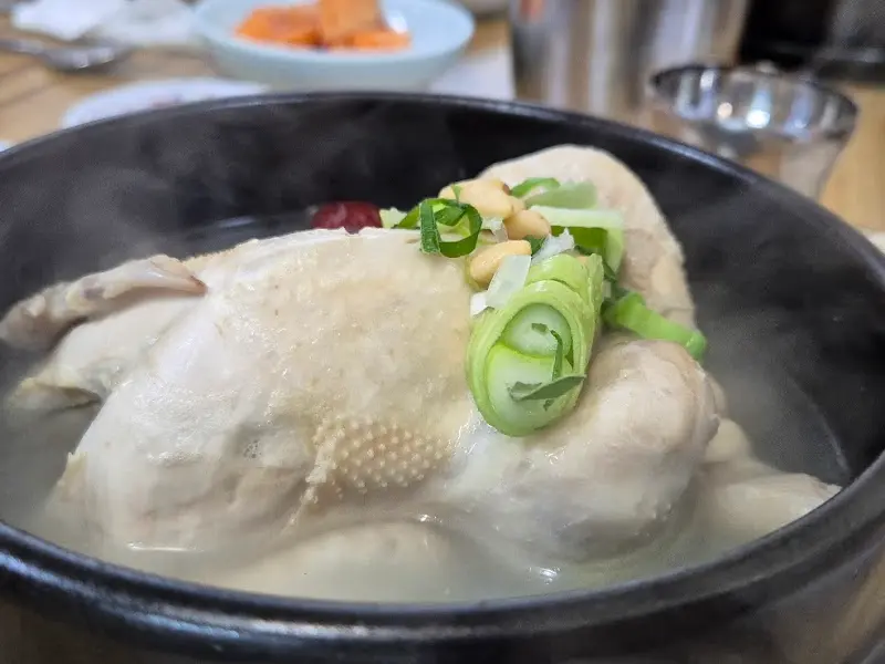 김이 모락모락 나는 삼계탕