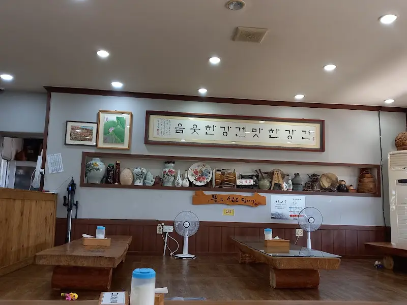 갤러리 같은 식당 내부