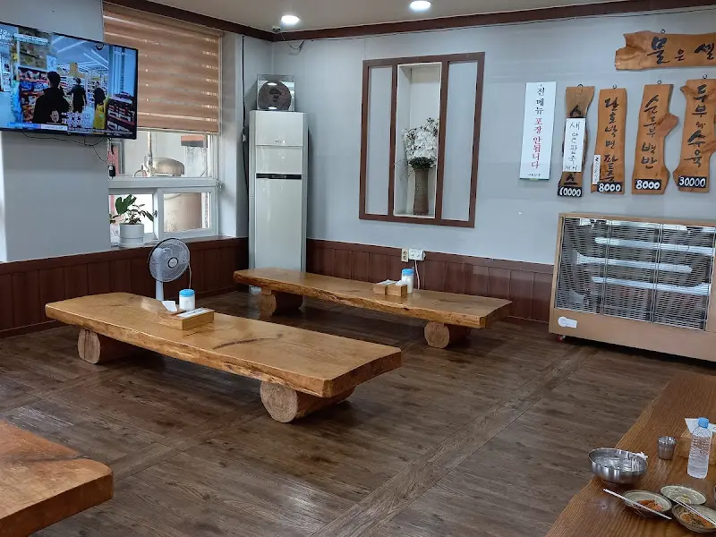 넓은 식당 내부