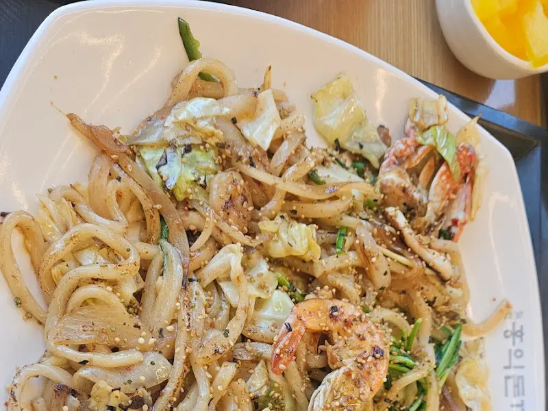 해물볶음우동 속 오동통한 새우