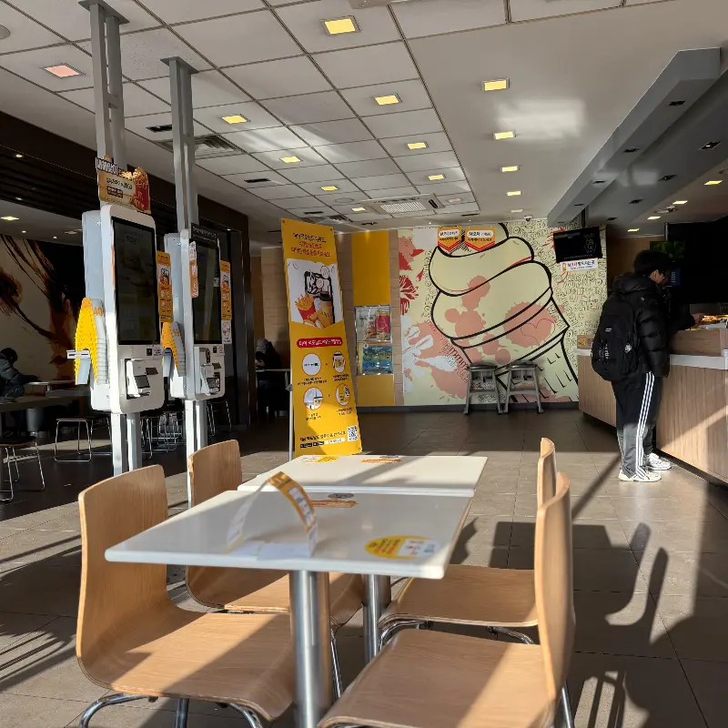 맥도날드 석현DT점 내부