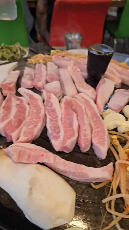 솥뚜껑에 구워지는 삼겹살