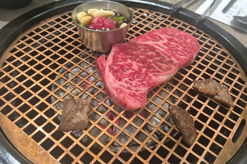 숯불 위에 구워지는 한우