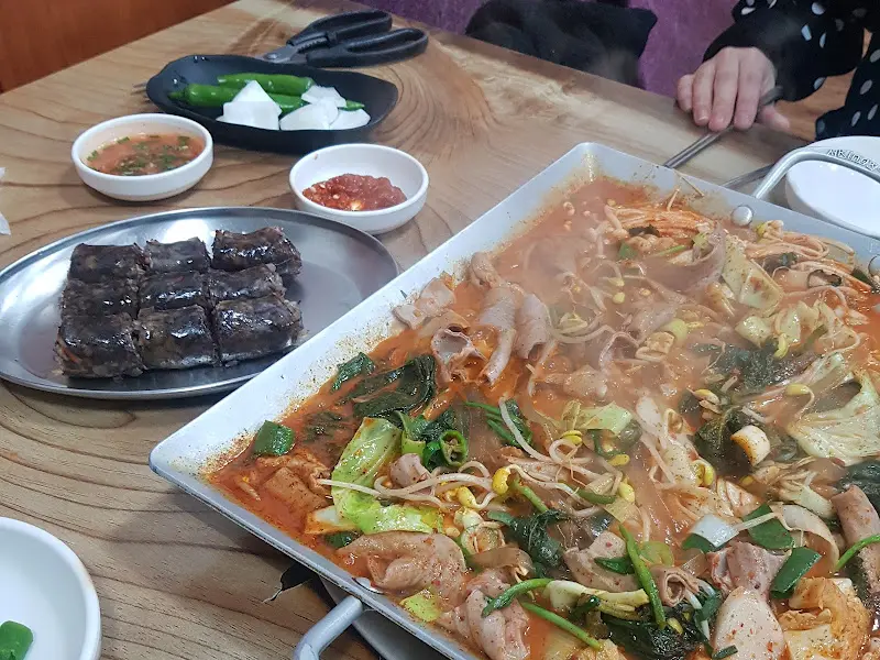 순대곱창전골과 모듬순대 한 상 차림