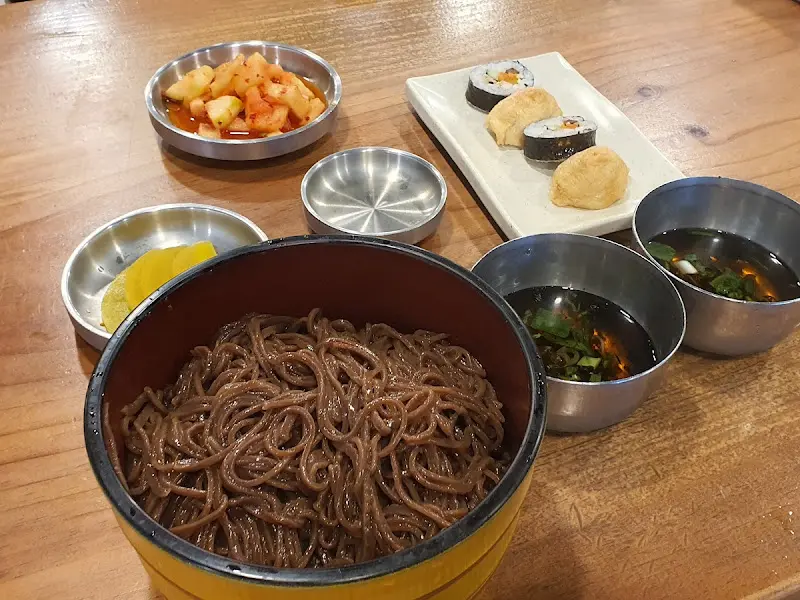 발국수와 곁들임 메뉴