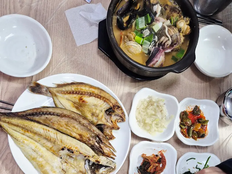 해물뚝배기와 생선구이 한상차림