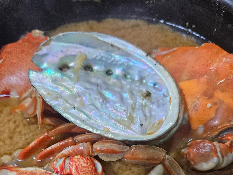 해물뚝배기 속 전복