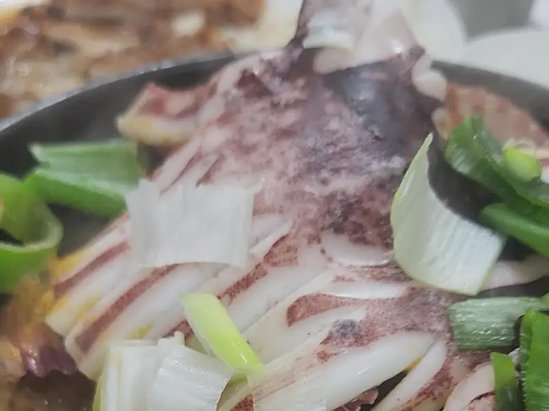 해물뚝배기 속 오징어