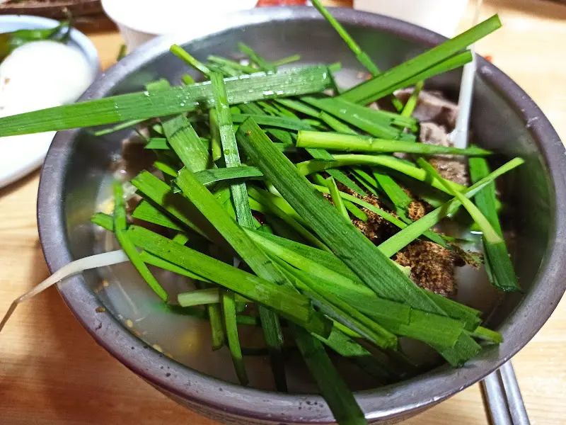 순대국밥에 얹어진 들깨와 부추 고명