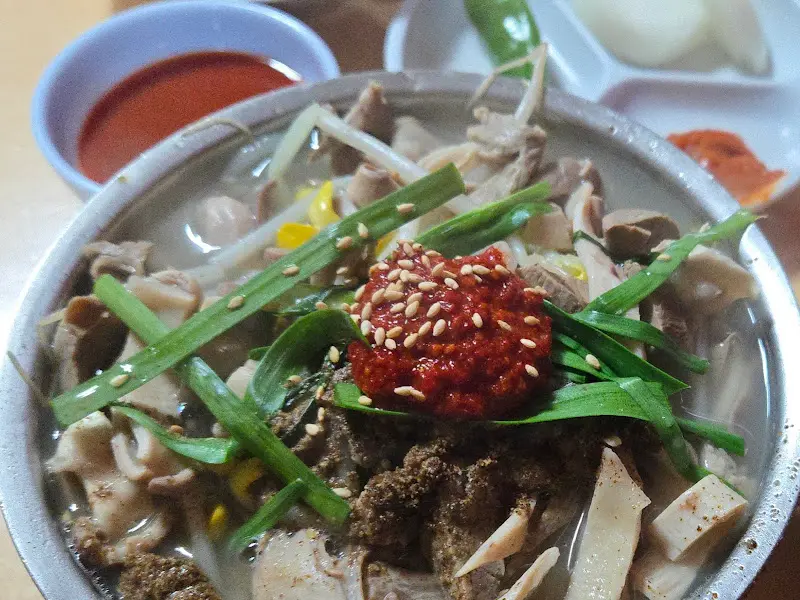 순대와 각종 내장이 푸짐하게 들어간 국밥