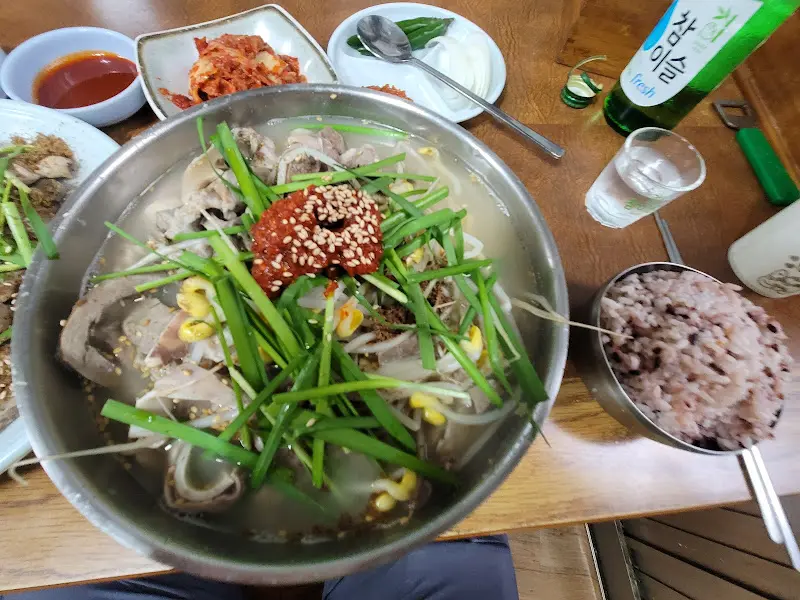 다진 양념이 올려진 순대국밥 한 상 차림