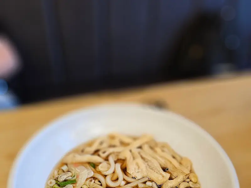 홍익돈까스에서 제공하는 따뜻한 우동 국물