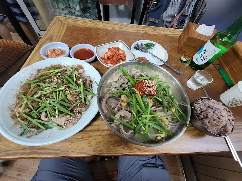 순대, 김치, 깍두기, 양파, 고추 등이 담긴 기본 상차림